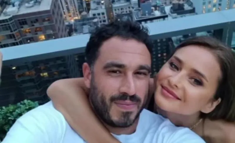 زوج «نيللي كريم» يضعها في موقف محرج وينفعل على معجبيها (فيديو)