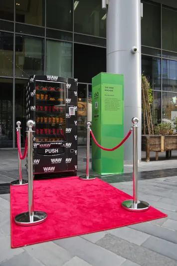 فقط في دبي.. آلة لمنح السعادة والطاقة الإيجابية