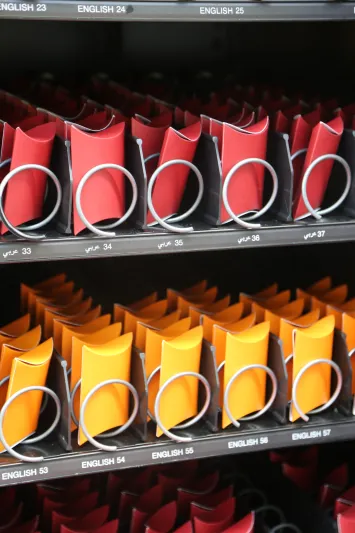 فقط في دبي.. آلة لمنح السعادة والطاقة الإيجابية