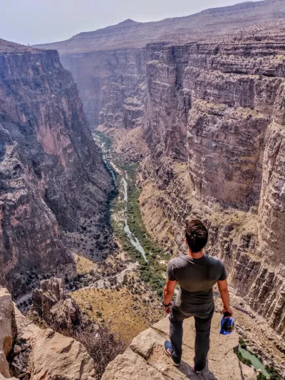 شاب ألماني يقف على حافة الأخدود العظيم (فيديو)