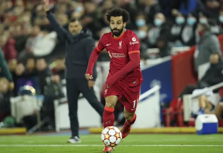 رد فعل صادم من محمد صلاح تجاه مشجع اقتحم الملعب (فيديو)