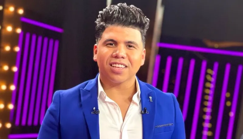 المطرب المصري عمر كمال يتلقى هدية سيارة بنتلي من عائلة سعودية 