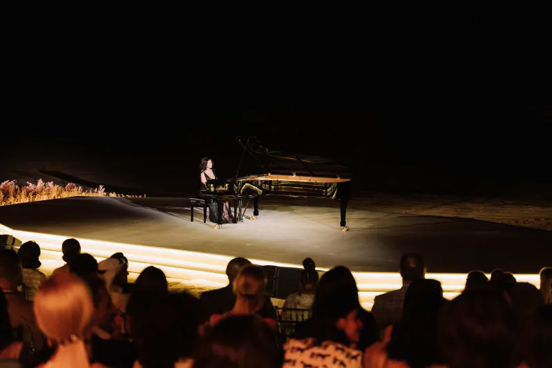 كارتييه تستضيف مشاهير عالميين بأمسية خاصة في مخيم سونارا الصحراوي بدبي