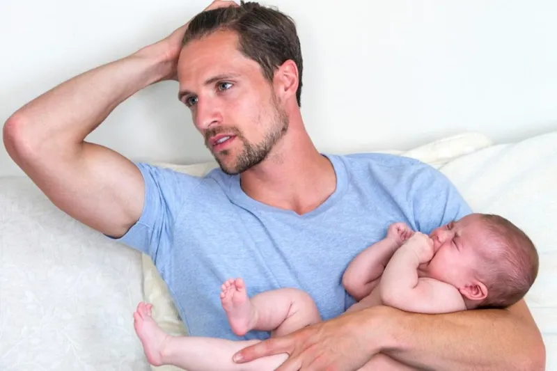 لن تُصدق.. اكتئاب ما بعد الولادة يصيب الرجال