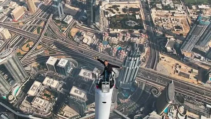 ويل سميث يستعيد لياقته البدنية بتسلق برج خليفة (فيديو) 