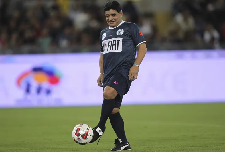 بيع مقتنيات مارادونا في مزاد علني.. بينها سيارة بي إم دبليو ورسالة من فيديل كاسترو