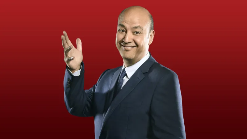 عمرو أديب يرقص مع النافورة الراقصة في البوليفارد (فيديو)