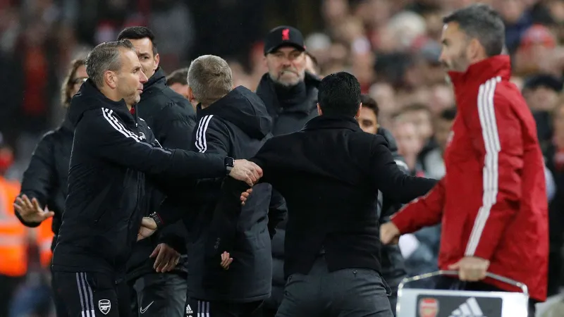 يورجن كلوب تشاجر مع أرتيتا مدرب أرسنال لهذا السبب (فيديو)