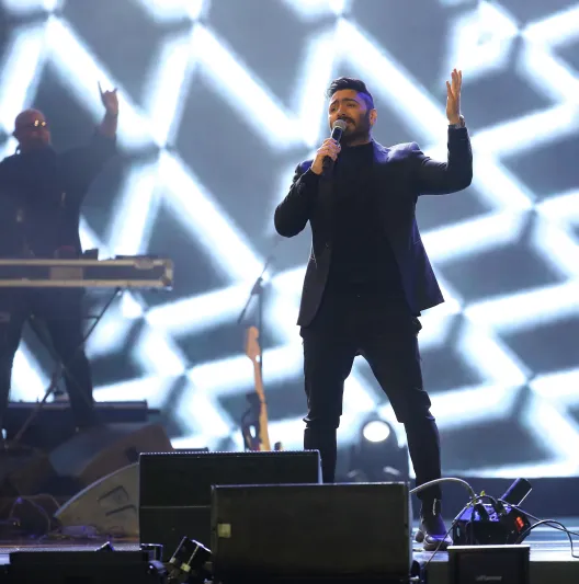 تامر حسني يتألق في حفل موسم الرياض 2021 (صور)