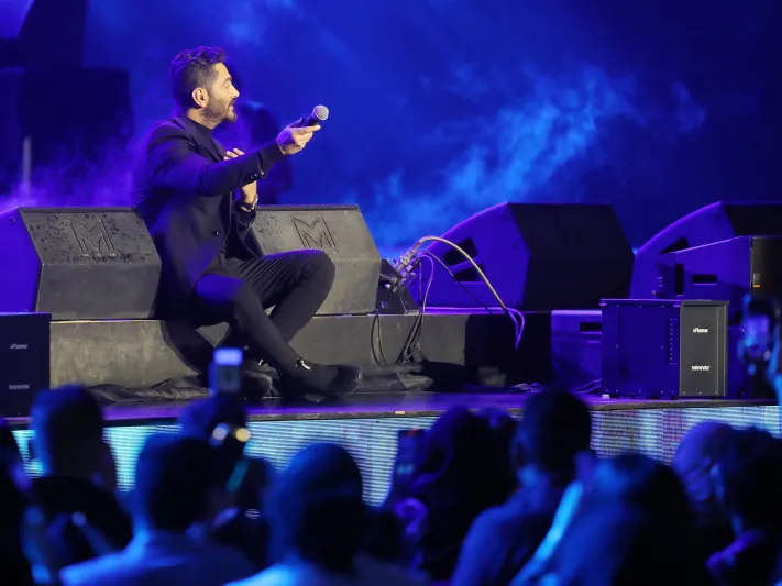 تامر حسني يتألق في حفل موسم الرياض 2021 (صور)