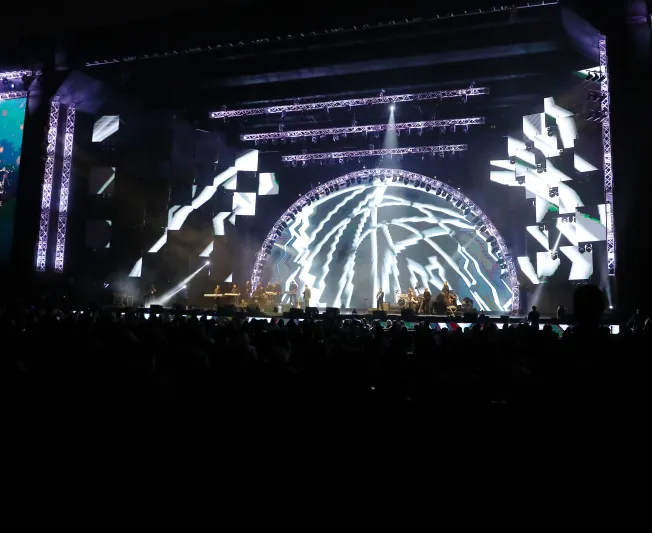 تامر حسني يتألق في حفل موسم الرياض 2021 (صور)