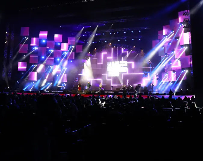 تامر حسني يتألق في حفل موسم الرياض 2021 (صور)