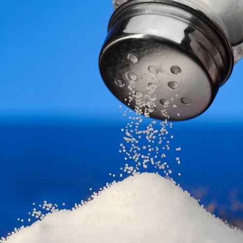 لن تصدق ما تراه في هذا الفيديو: عندما يتساقط الملح في طبق طعامك!