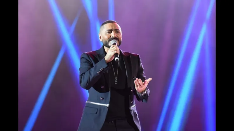 تامر حسني يشعل أجواء مسرح أبو بكر سالم في موسم الرياض (فيديو)