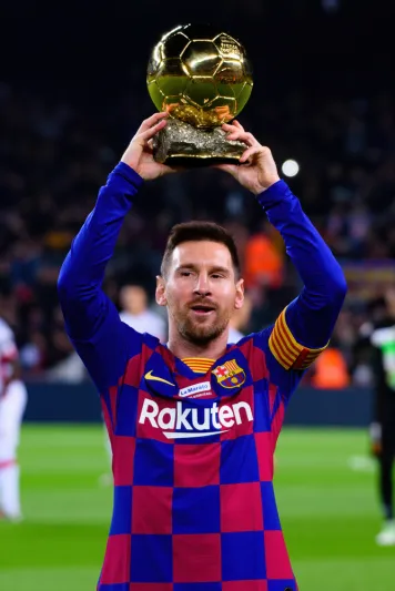 برشلونة الخاسر الوحيد من فوز ميسي بالكرة الذهبية.. وهذه أرباح رونالدو