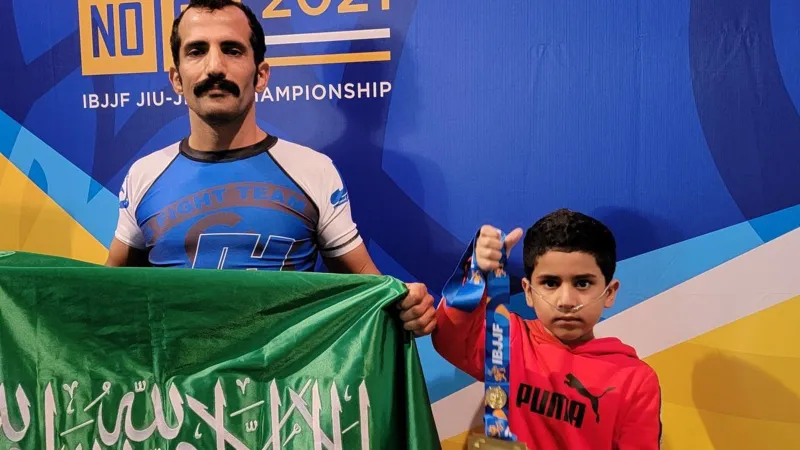 سعودي سافر لعلاج ابنه في أمريكا فأصبح بطلاً للعالم في هذه الرياضة 