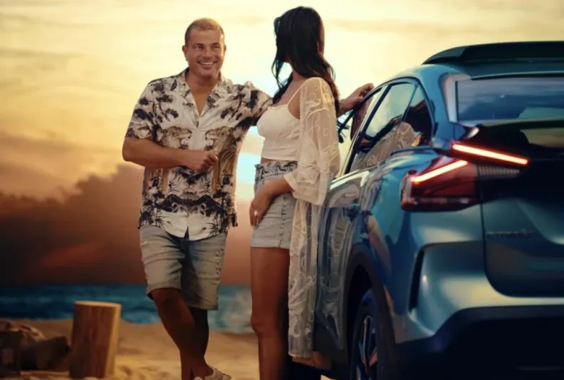 عمرو دياب يتألق بإطلالات جريئة في كليبه الجديد (فيديو)