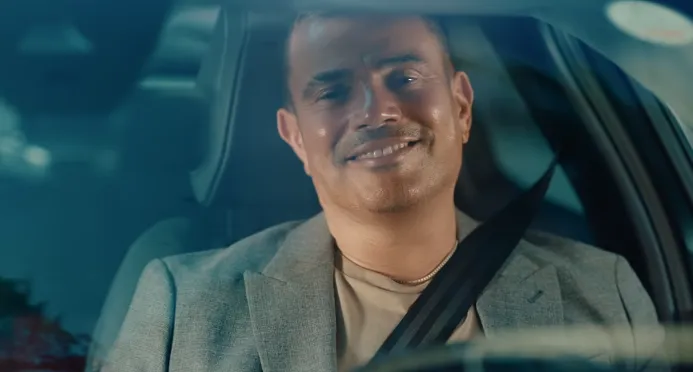 عمرو دياب يتألق بإطلالات جريئة في كليبه الجديد (فيديو)