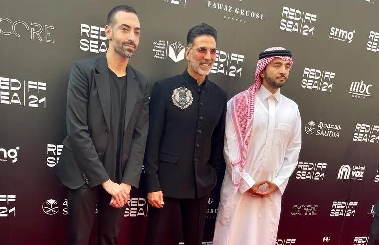 «أكشاي كومار» مفاجأة اليوم الثالث لمهرجان البحر الأحمر السينمائي (فيديو)