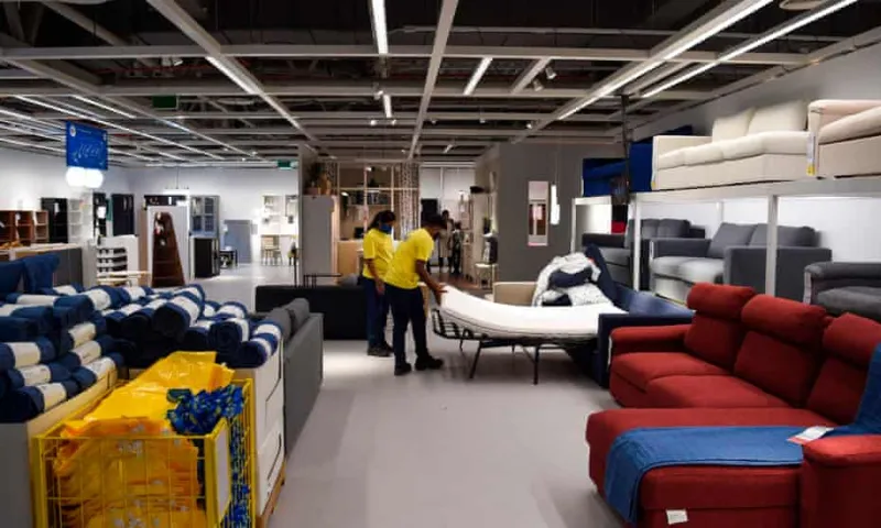 استمتعوا بنوم هادئ ووجبات لذيذة..شاهد عاصفة ثلجية تحول إيكيا لملجأ 