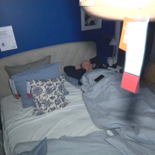 استمتعوا بنوم هادئ ووجبات لذيذة..شاهد عاصفة ثلجية تحول إيكيا لملجأ 