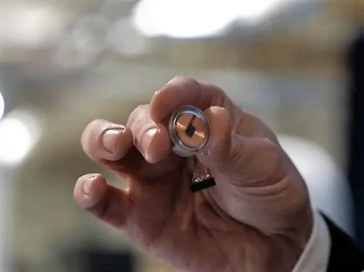 «ماسك» يبدأ بزراعة الرقاقات داخل أدمغة البشر خلال العام المقبل! (فيديو)