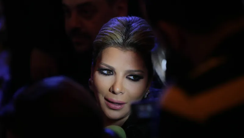 «صفف شعرها».. اهتمام فائق حسن بأصالة يخطف الأنظار (فيديو)