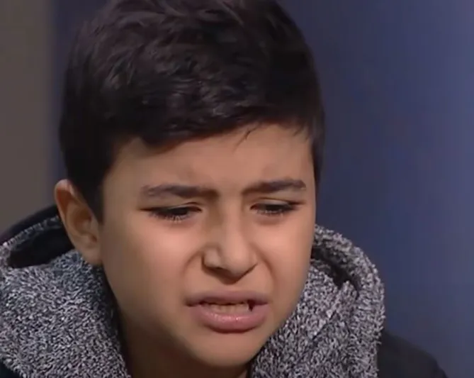 ما قصة «الطفل الباكي» الذي عدته أمه ميتًا وعذبه أخواله؟ (فيديو)