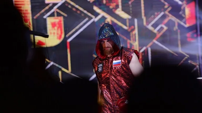 ملاكم يداعب دبًّا ضخمًا ويطعم آخر بملعقة! (فيديو)