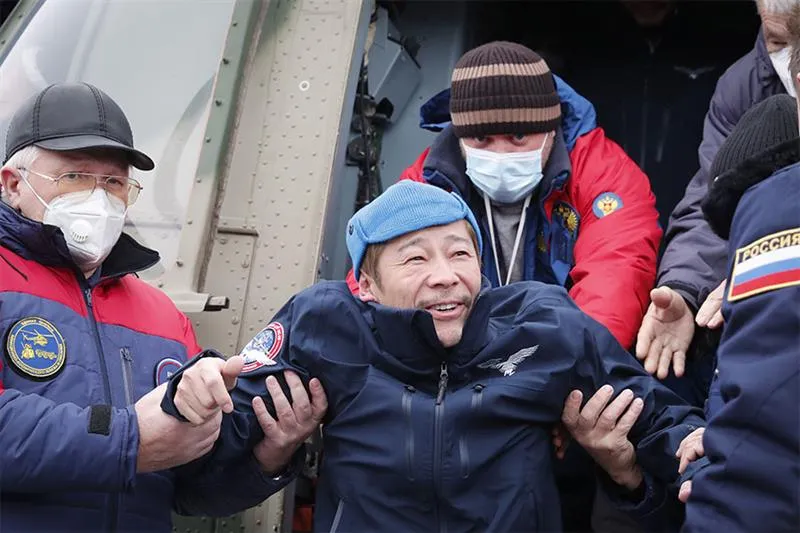 الملياردير الياباني يختم رحلته الفضائية الحافلة (فيديو)