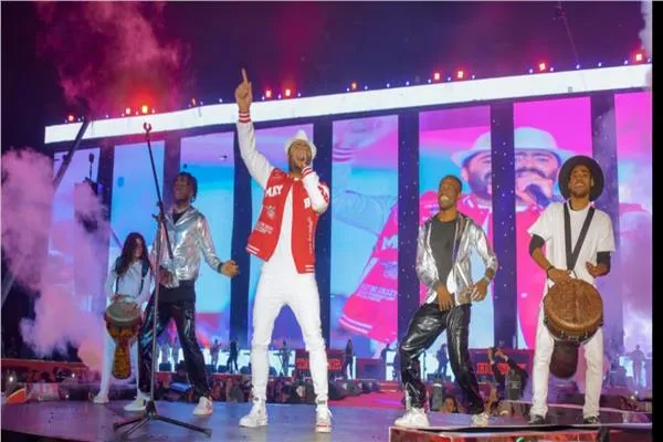 للمرة الأولى تامر حسني برفقة ابنته على المسرح (فيديو)