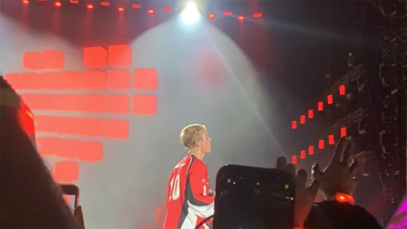 جاستن بيبر يشعل حماس الجماهير في حفل عالمي بجدة (فيديو)