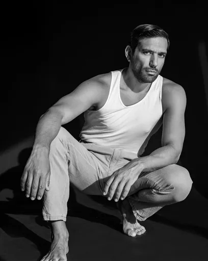 الفنان حسن الرداد يخرج من أحزانه بجلسة تصوير جريئة