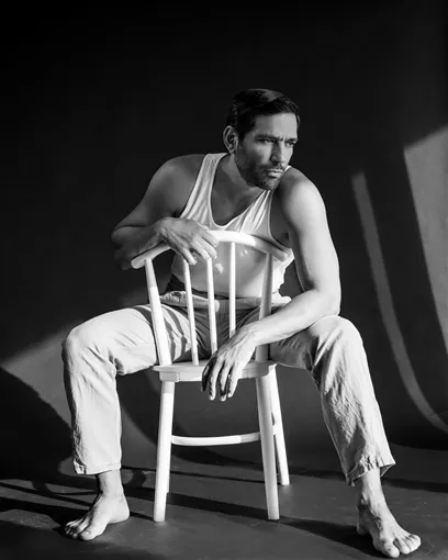 الفنان حسن الرداد يخرج من أحزانه بجلسة تصوير جريئة