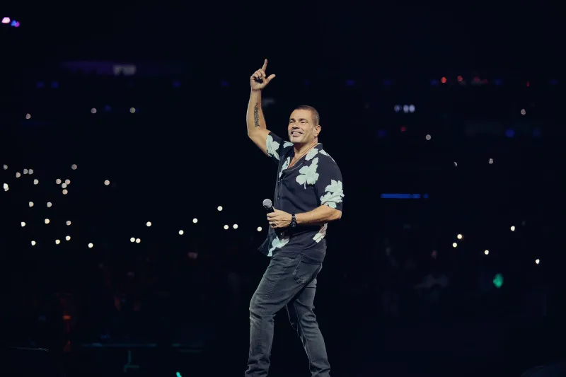 أبرز لقطات حفل عمرو دياب في كورنيش جدة (فيديو وصور)