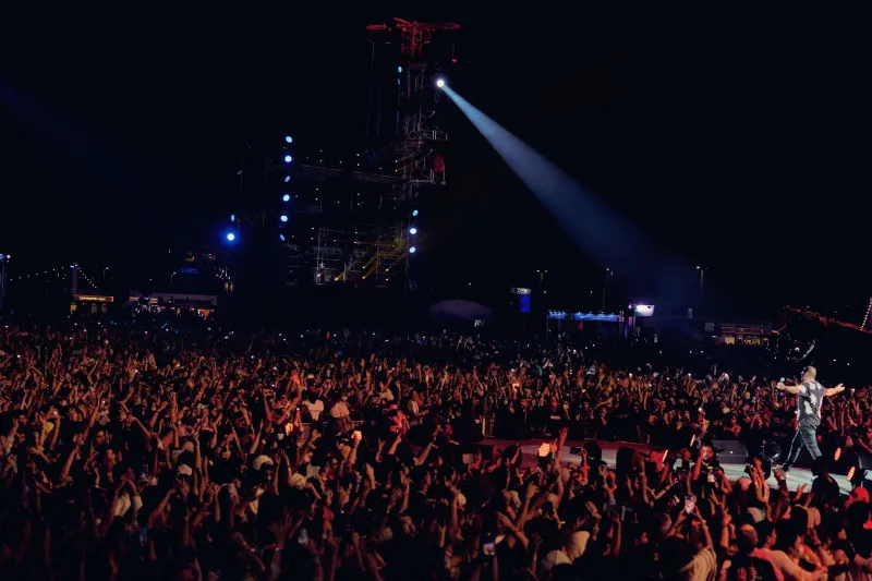 أبرز لقطات حفل عمرو دياب في كورنيش جدة (فيديو وصور)