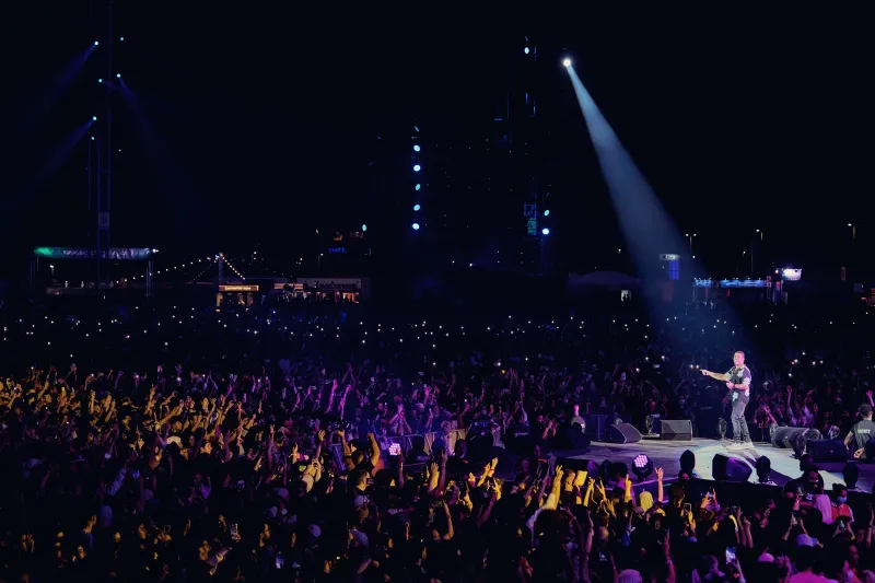 أبرز لقطات حفل عمرو دياب في كورنيش جدة (فيديو وصور)