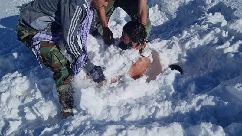 رياضي خارق يستعرض قوته بالدفن تحت الثلج لـ10 دقائق كاملة (فيديو)