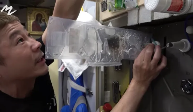 ملياردير يكشف طريقة عمل الشاي في الفضاء (فيديو)