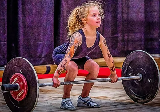 طفلة معجزة قادرة على حمل 90 كيلو دفعة واحدة! (فيديو)