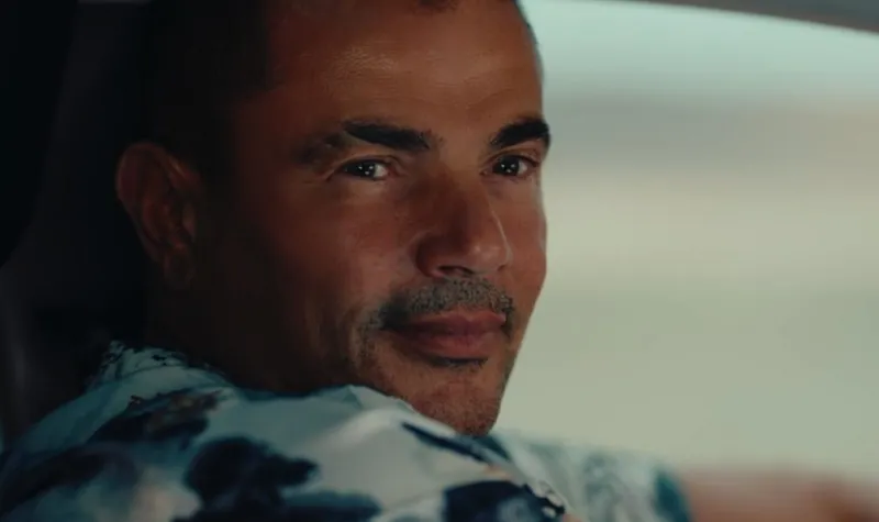 عمرو دياب يتألق بإطلالات جريئة في كليبه الجديد (فيديو)