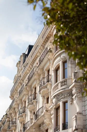 تَرف على ضفاف بحيرة جنيف.. فندق The Woodward يتألق في عاصمة السلام 