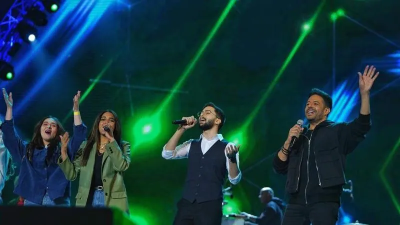 «حماقي» يوفي بوعده ويشارك نجوم «بوليفارد المواهب» الغناء (فيديو)