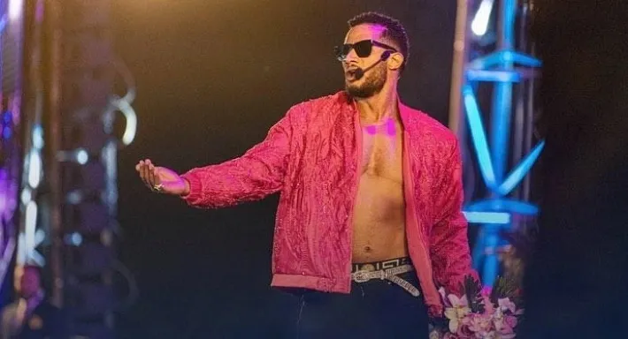 جمهور «محمد رمضان» يمطره بالساعات الفاخرة في آخر حفلاته (فيديو)