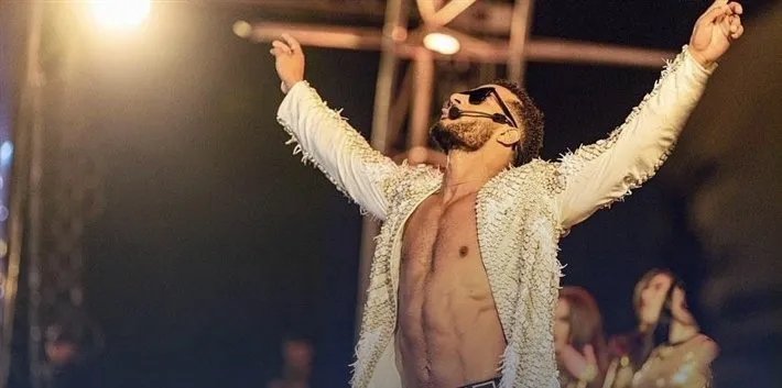 جمهور «محمد رمضان» يمطره بالساعات الفاخرة في آخر حفلاته (فيديو)