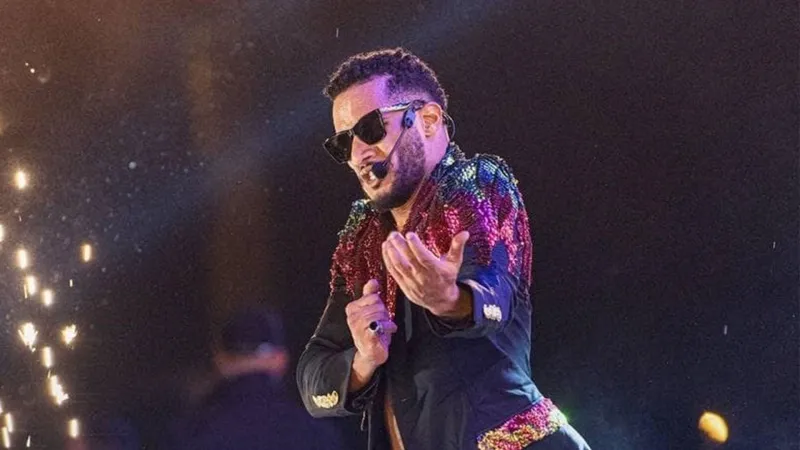 جمهور «محمد رمضان» يمطره بالساعات الفاخرة في آخر حفلاته (فيديو)