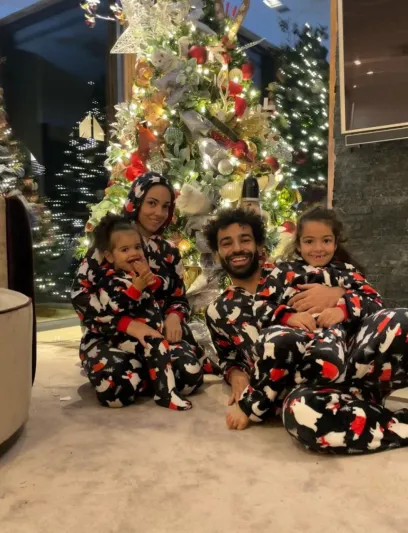 كيف احتفل محمد صلاح بالكريسماس مع عائلته؟ (صور)