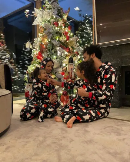 كيف احتفل محمد صلاح بالكريسماس مع عائلته؟ (صور)