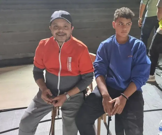 تعليق طريف من محمد هنيدي على صورته برفقة نجله (صور)