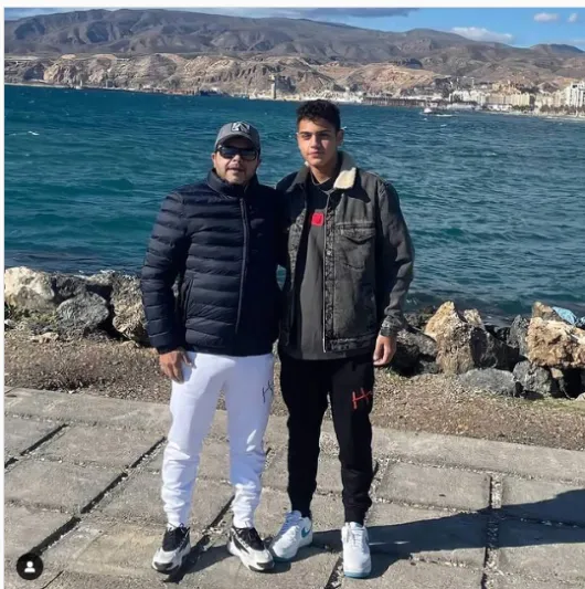 تعليق طريف من محمد هنيدي على صورته برفقة نجله (صور)